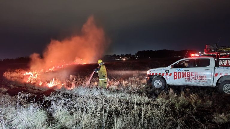 Despliegan un amplio operativo por un incendio de pastizales en el barrio La Loma