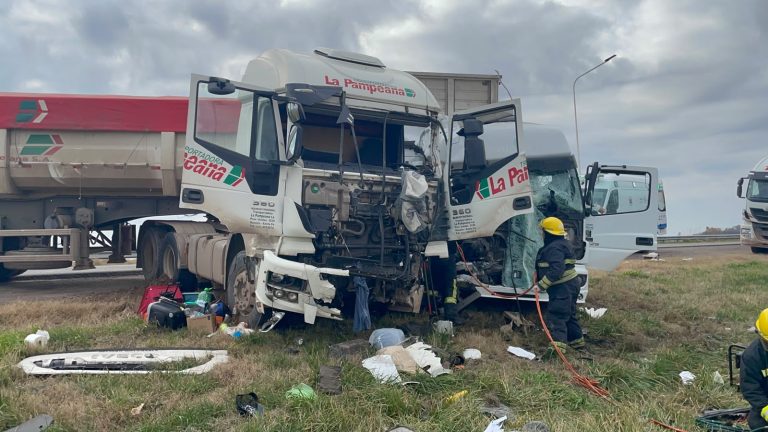 Fuerte choque frontal entre dos camiones en el cruce de las rutas 5 y 1 deja tres heridos