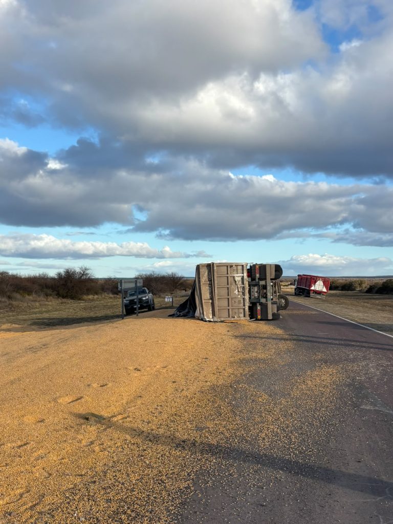 Vuelco en la Ruta Nacional 154: un camión cargado de maíz terminó sobre la cinta asfáltica tras esquivar un perro