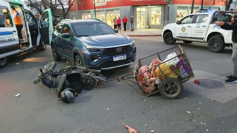 Una mujer terminó hospitalizada tras un choque entre un auto y una moto