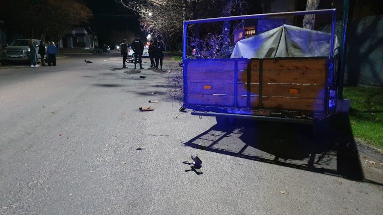 Motociclista hospitalizado con fractura expuesta tras chocar contra un carro estacionado