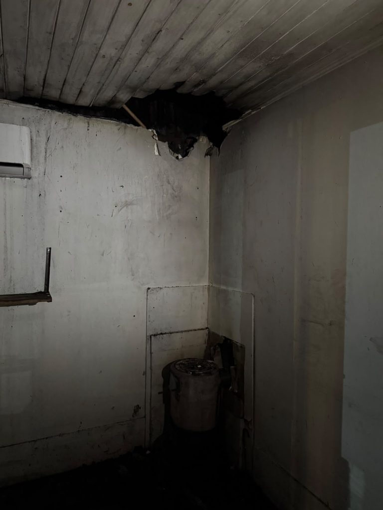 Un incendio provocado por una salamandra causó daños en una vivienda rural cerca de Metileo