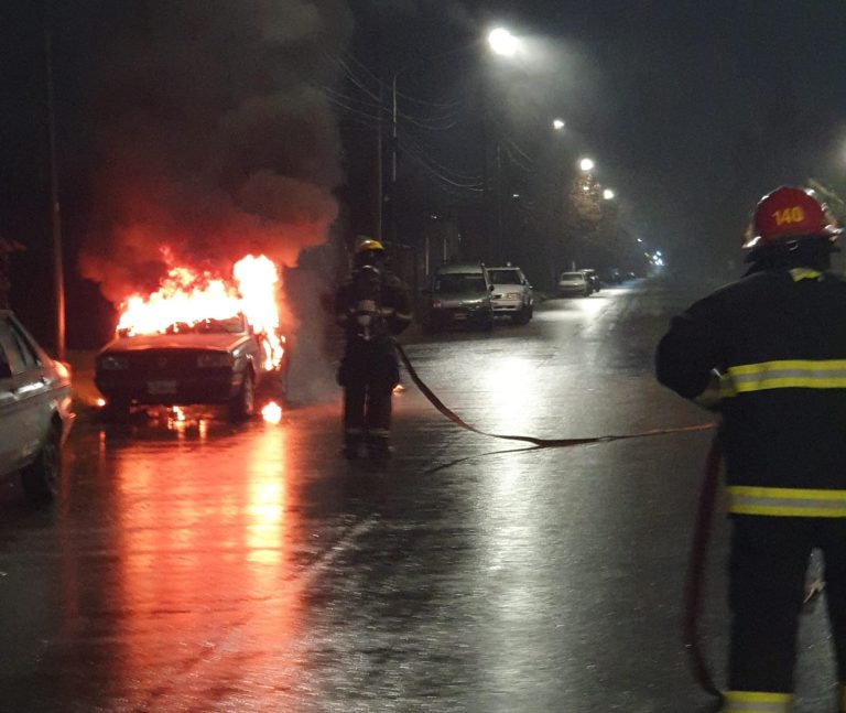 Incendio intencional destruyó el habitáculo de un auto en General Pico: vecinos vieron huir a dos encapuchados