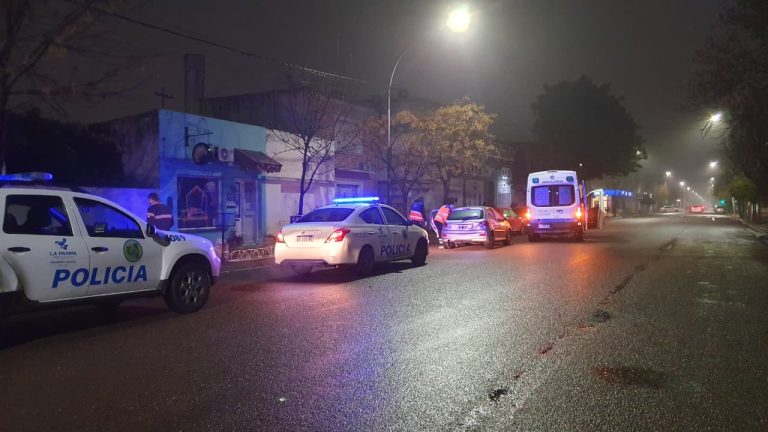 Siniestro vial de madrugada: un auto chocó por detrás a otro en la calle 13