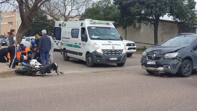 Fuerte choque en calles 4 y 103: una motociclista de 27 años fue hospitalizada