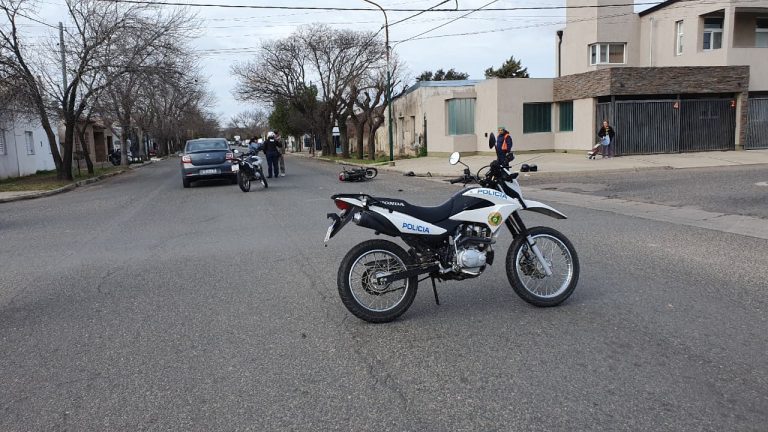 Un choque entre un auto y una moto en calles 3 y 6 dejó a una joven hospitalizada