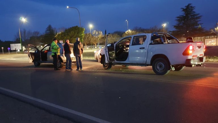 Fuerte choque en Avenida y Circunvalación: una camioneta impactó por detrás a un auto y hay un hospitalizado