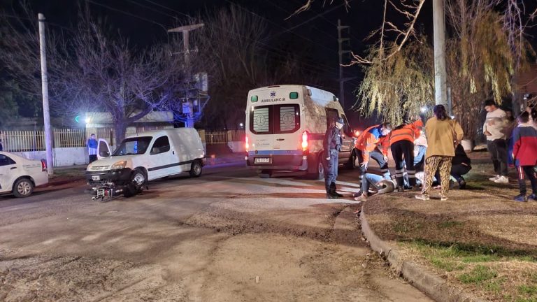 Una joven motociclista fue hospitalizada tras un siniestro vial en calle 2 y 31