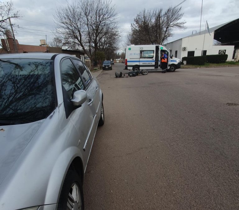 Dos jóvenes asistidos por el SEM tras un choque entre un auto y una moto en calle 8 y 109