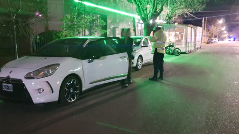Fuerte choque en calle 9 y 108: un joven fue hospitalizado con una posible fractura