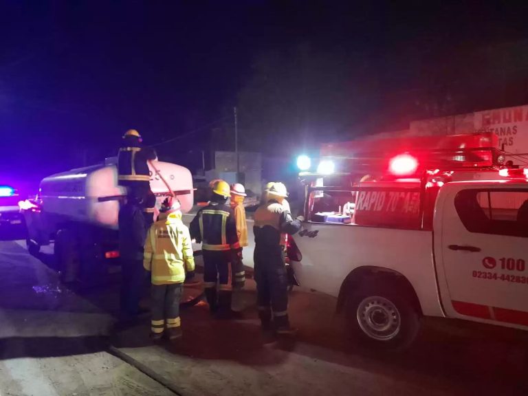 Incendio en un taller mecánico de Eduardo Castex destruyó un depósito y un auto abandonado