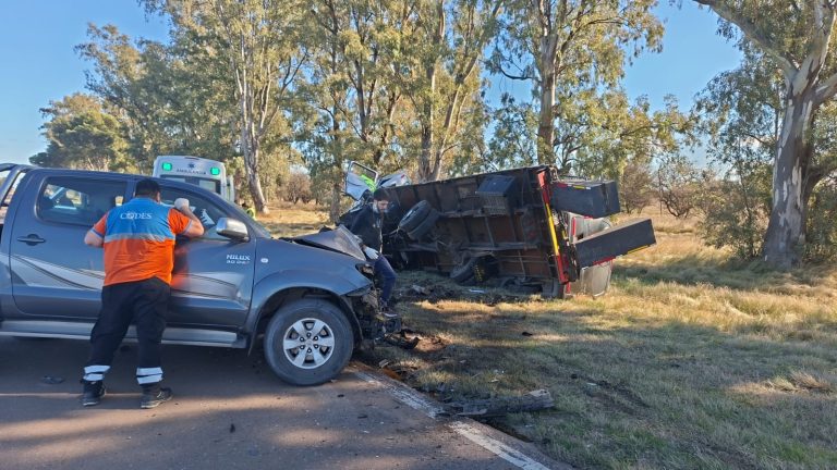 Fuerte choque frontal entre una camioneta y un camión de auxilio en la ruta nacional 5