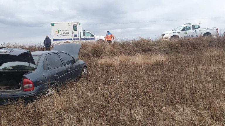 Un conductor resultó ileso tras despistar con su auto en la Ruta 101 cerca de Speluzzi