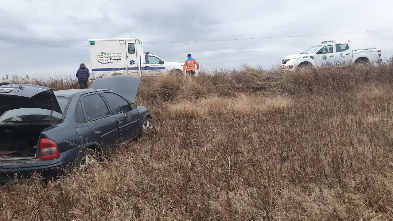 Un conductor resultó ileso tras despistar con su auto en la Ruta 101 cerca de Speluzzi