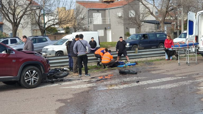 Un motociclista fue hospitalizado tras un violento choque en la intersección de las calles 107 y 108