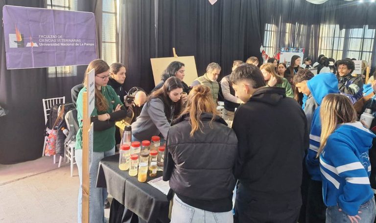 La Facultad de Ciencias Veterinarias presentó su propuesta académica en la Expo Carreras 2026 de General Pico