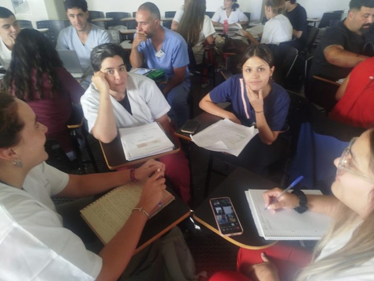 La carrera de Medicina de la UNLPam consolida su innovador modelo con prácticas en los barrios y laboratorios de avanzada