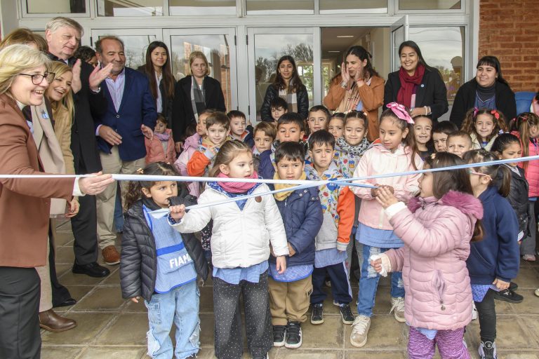 Ziliotto en Larroudé: inauguró un jardín, firmó un convenio por 10 viviendas y comprometió un hogar para adultos mayores
