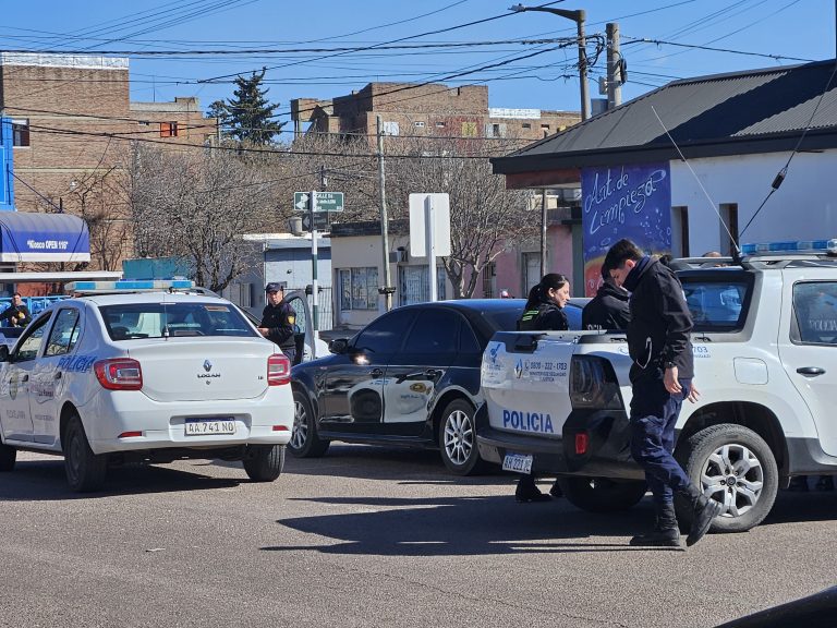 Investigan a un hombre que amenazó a otro con un arma de fuego y huyó en un Audi negro