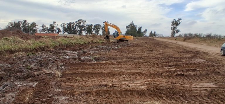 Ante la emergencia hídrica, Intendente Alvear refuerza la limpieza de canales con una nueva retroexcavadora