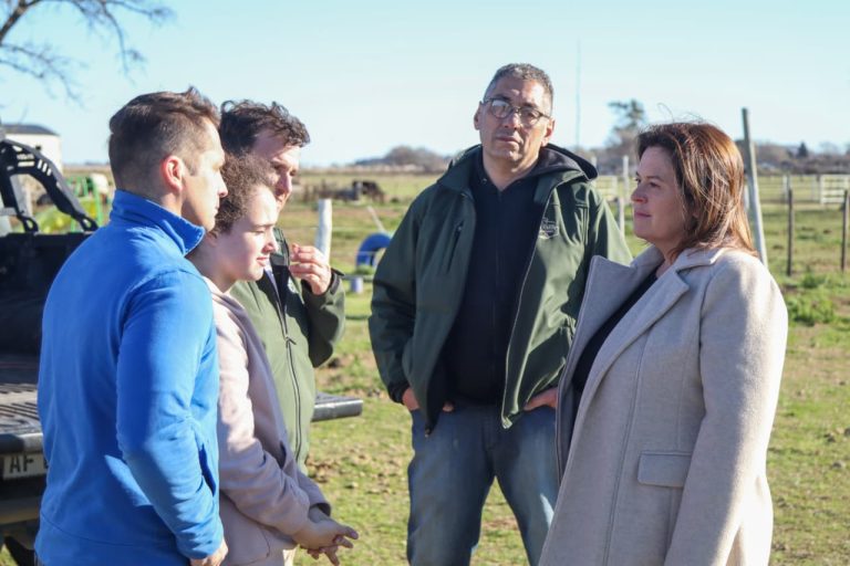 Fruto de una gestión conjunta, la Fundación La Rosa recibió un tractor para optimizar su labor social