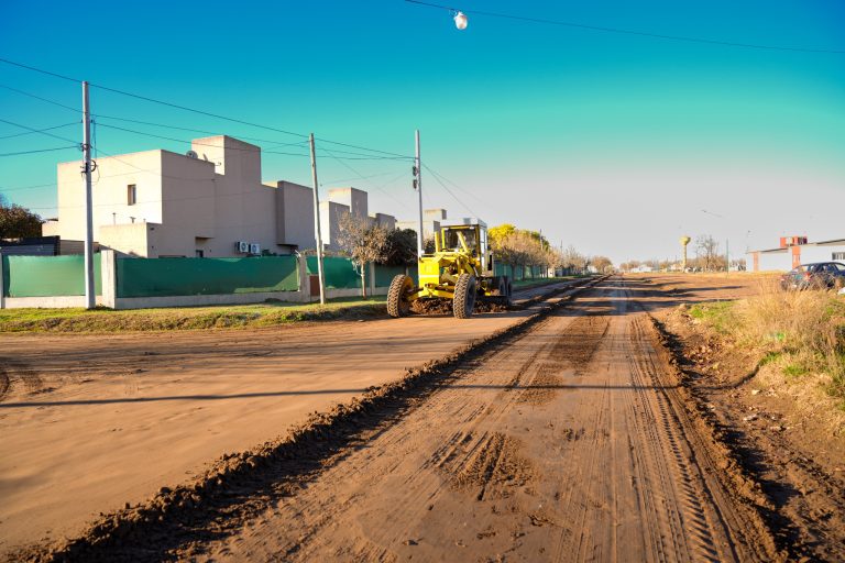 Avanza el mantenimiento de calles de tierra en distintos barrios de General Pico