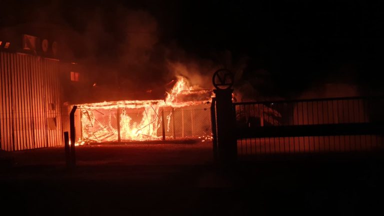 Voraz incendio afectó las instalaciones de la empresa Lartirigoyen: trabajaron cuatro dotaciones de bomberos