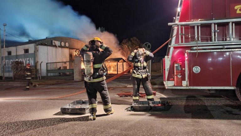 Voraz incendio destruyó las oficinas de Lartirigoyen en General Pico: “La estructura de madera fue consumida por completo”, señaló Fabio Fernández