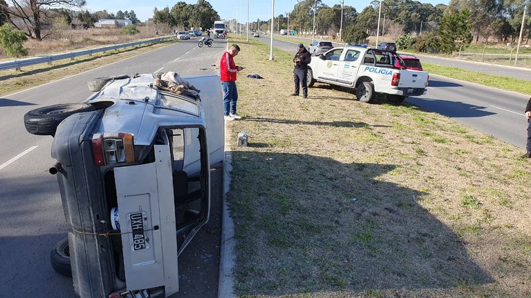 Fuerte vuelco en la Ruta Provincial 1: un auto chocó contra un camión y seis personas fueron hospitalizadas