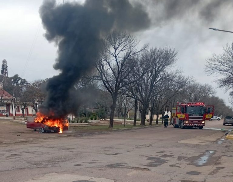 Quemú Quemú: una camioneta quedó destruida tras incendiarse en el predio del ferrocarril