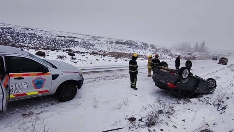 Milagro en la Ruta 237 cerca de Piedra del Águila: una familia pampeana volcó su auto y resultó ilesa