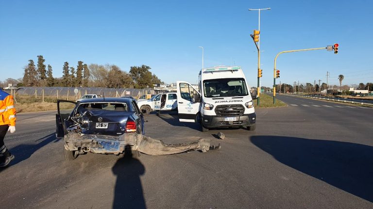 Fuerte choque entre un auto y un camión en la intersección de Ruta 1 y 108 dejó dos hospitalizados