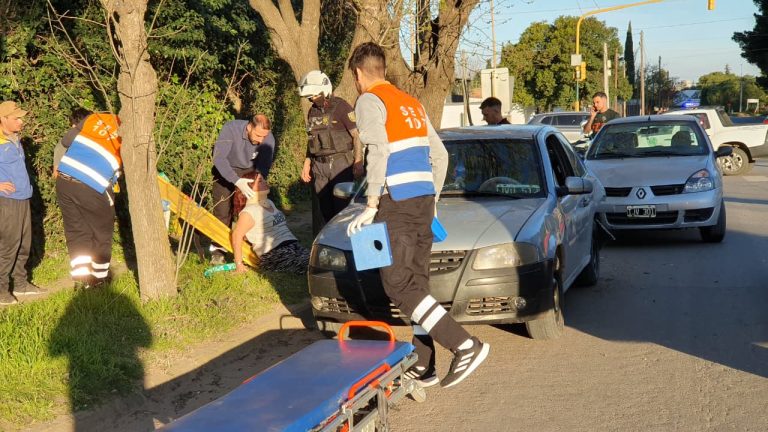 Fuerte choque por alcance en calle 2 dejó a una mujer hospitalizada