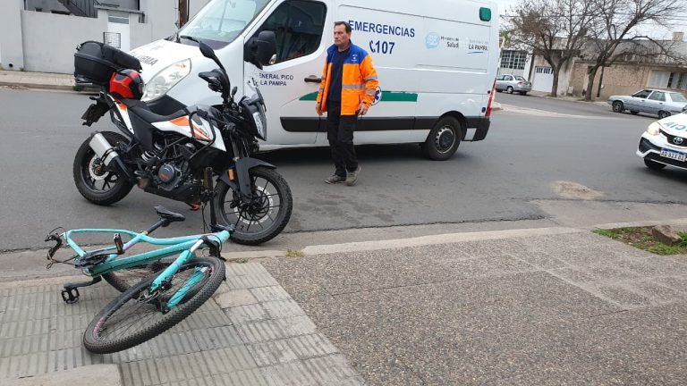 Choque entre una moto y una bicicleta en la intersección de calles 22 y 5