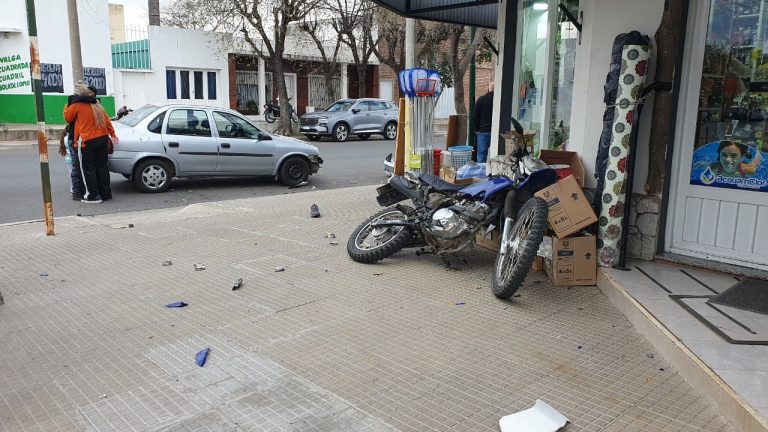 Fuerte choque en calles 2 y 7: un motociclista quedó inconsciente pero el casco evitó lesiones graves