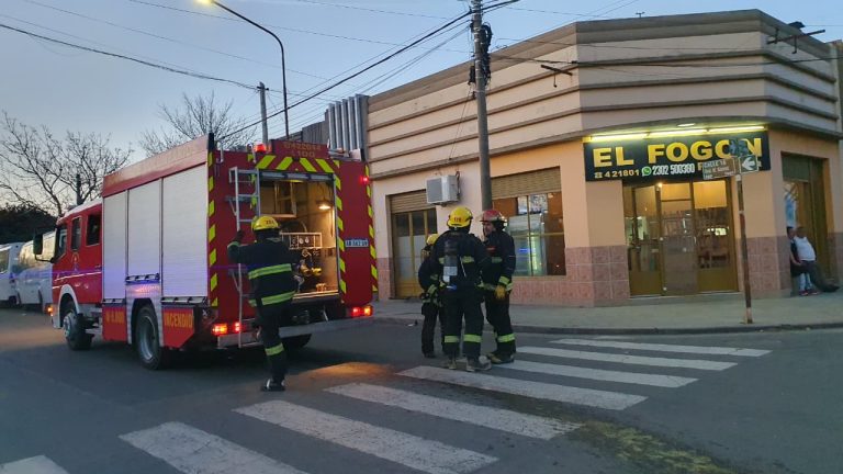 Principio de incendio en el tiraje de la reconocida parrilla El Fogón movilizó a los bomberos