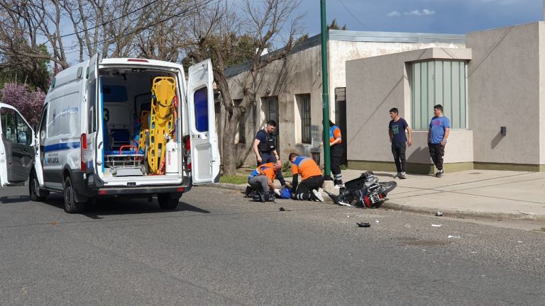 Fuerte choque entre dos motos en calles 6 y 3: dos jóvenes resultaron hospitalizados