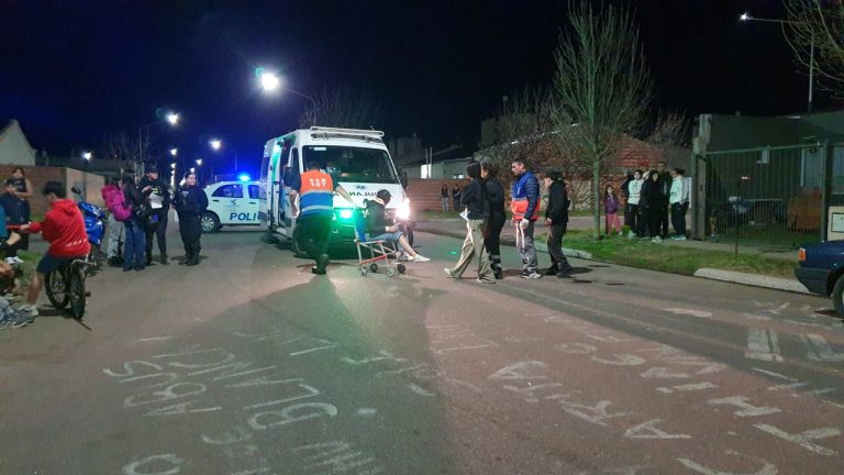 Fuerte choque entre dos motos en calles 450 y 413: dos jóvenes fueron hospitalizadas