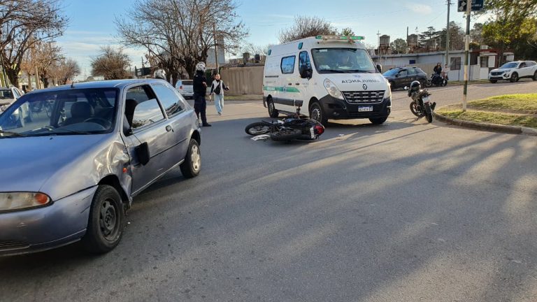 Fuerte choque en General Pico: una joven motociclista fue hospitalizada tras colisionar con un auto