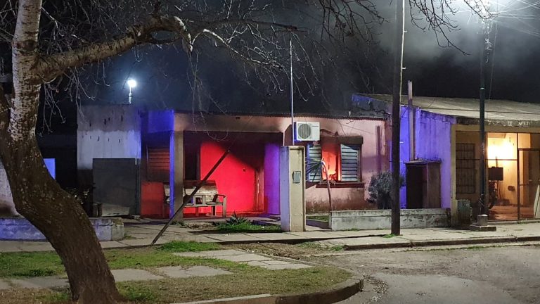 Incendio en una vivienda del barrio Roca: una persona sufrió quemaduras y un perro perdió la vida
