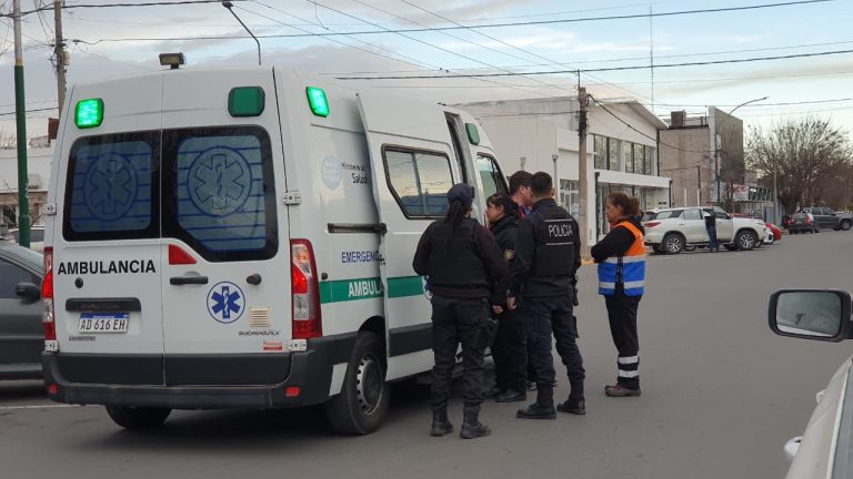 Violento arrebato en pleno centro de General Pico: tiraron a una mujer al piso y huyeron en auto