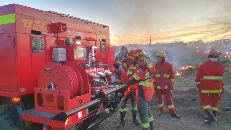 Bomberos controlaron un incendio de pastizales que habría sido iniciado por menores en calles 539 y 504