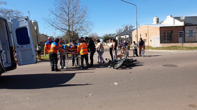 Un motociclista quedó inconsciente y una menor resultó herida tras un fuerte choque en el barrio Federal