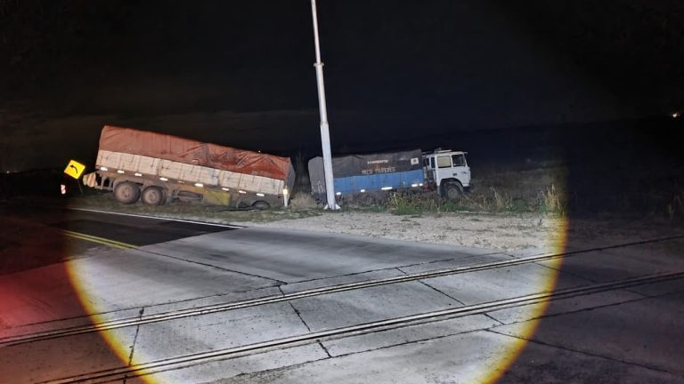 Un camión perdió el control y despistó en la Ruta 101 cerca de la localidad de Vértiz