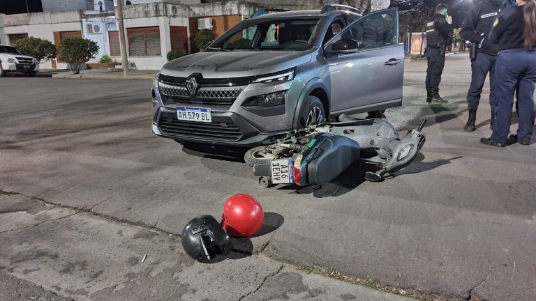 Un choque entre un auto y una moto en calles 15 y 8 requirió asistencia del SEM