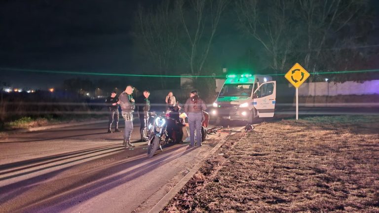 Un ciclista de 23 años fue hospitalizado tras un choque frontal con una moto en calles Omaguaca y 403