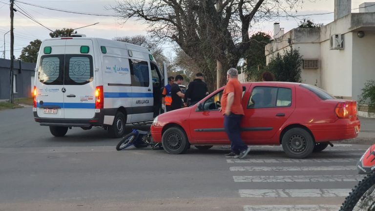 Una adolescente a bordo de una moto chocó contra un auto en la intersección de la Avenida y 105