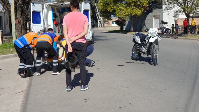 Una mujer fue hospitalizada tras reventar la cubierta de su moto y sufrir una fuerte caída en calles 2 y 113 bis