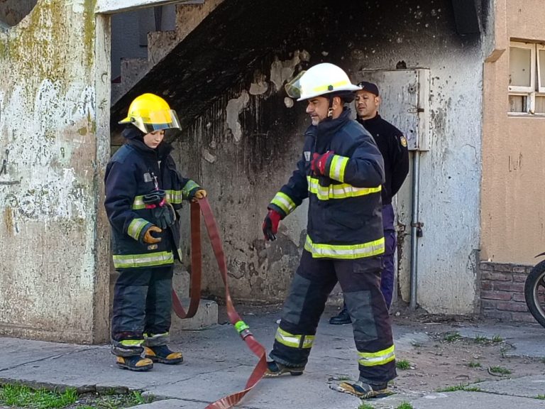 Un incendio afectó a un departamento en el barrio Malvinas y fue controlado gracias al rápido accionar policial