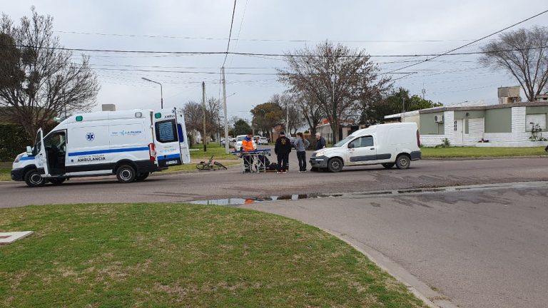 Una ciclista fue hospitalizada con lesiones leves tras un choque en calles 16 y 35